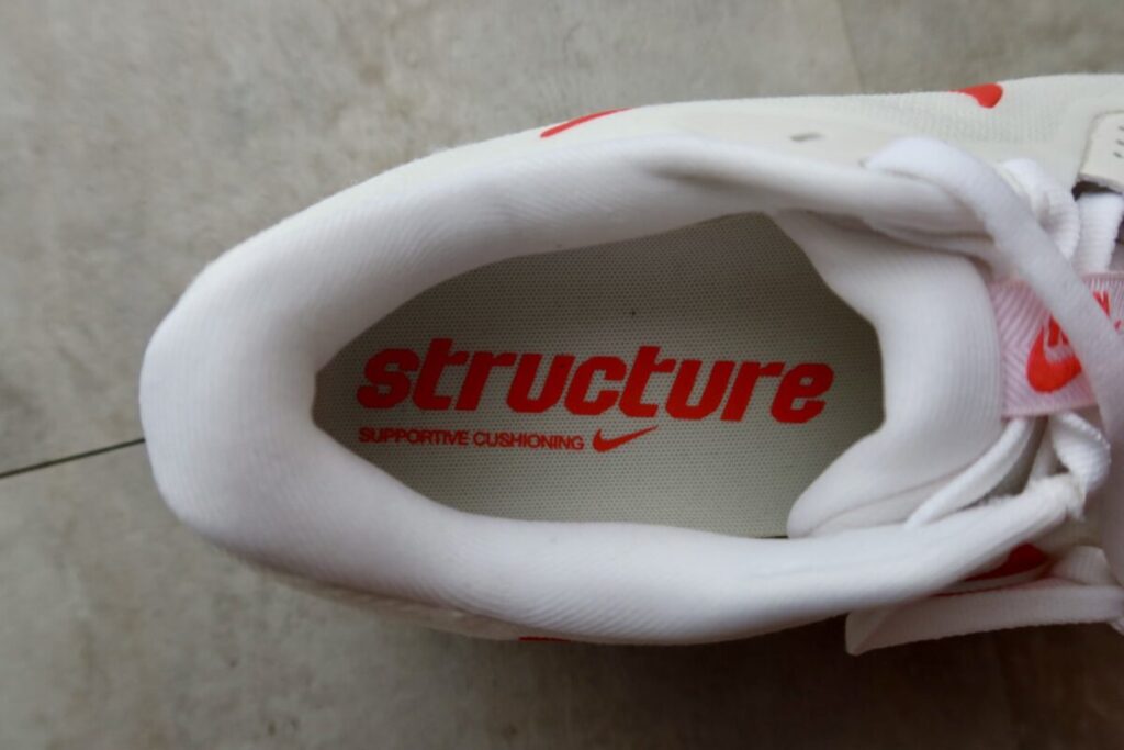 ナイキストラクチャー26 インソールのSUPPORTIVE CUSHIONINGロゴ